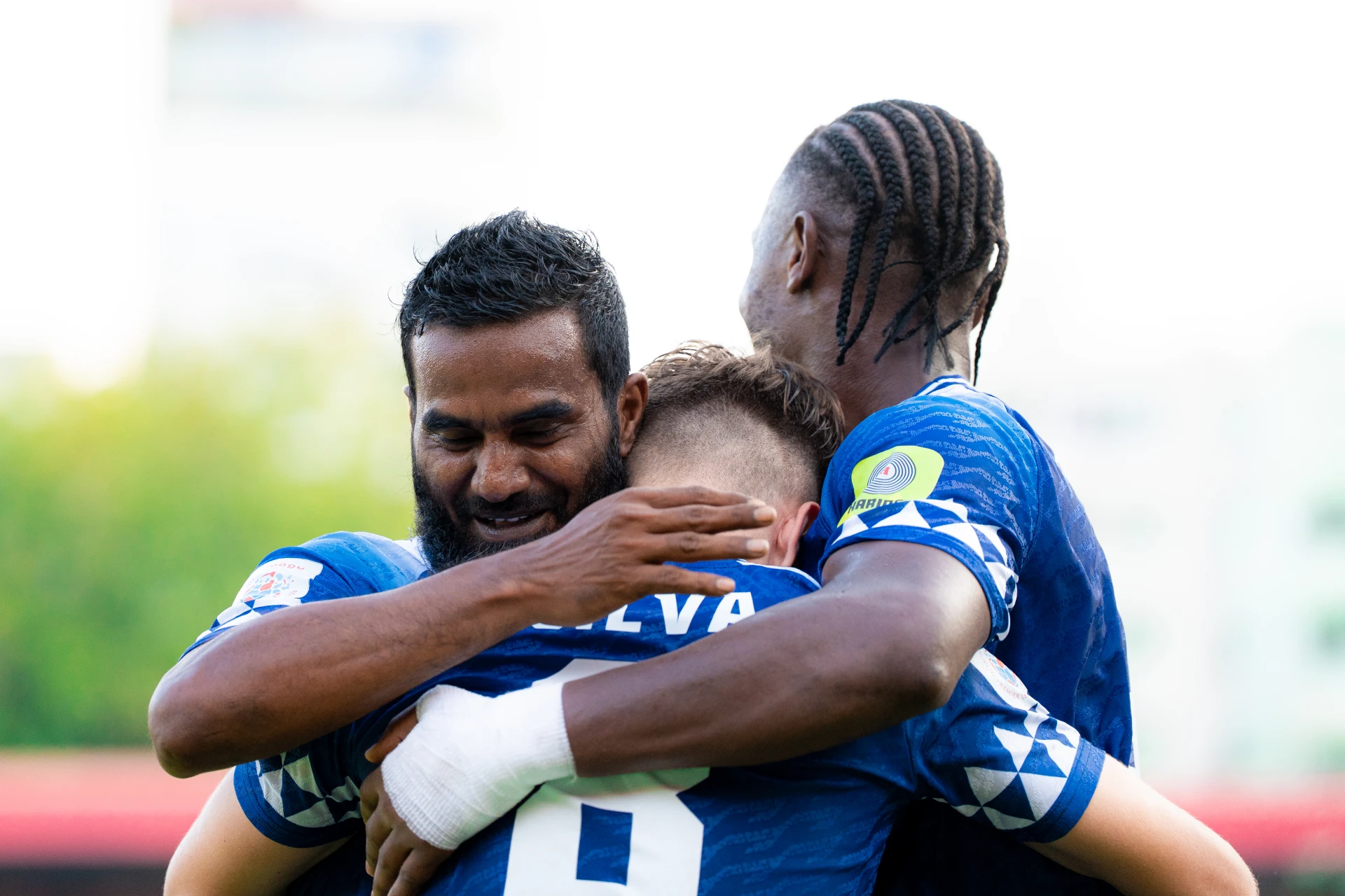 ސަޕޯޓަރުންގެ އިތުބާރު އަލުން ހޯދަން ނިއު އިން މާޒިޔާއާ ދެކޮޅަށް 