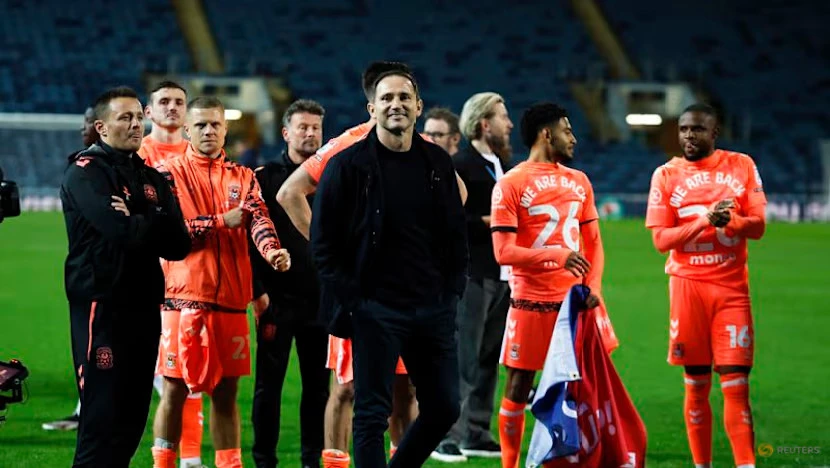 ކޮވެންޓްރީގެ 25 އަހަރުވީ މޮޅިވެރިކަން ހިނިތުންވުމަށް ލަމްޕާޑް ބަދަލުކޮށްލައިފި