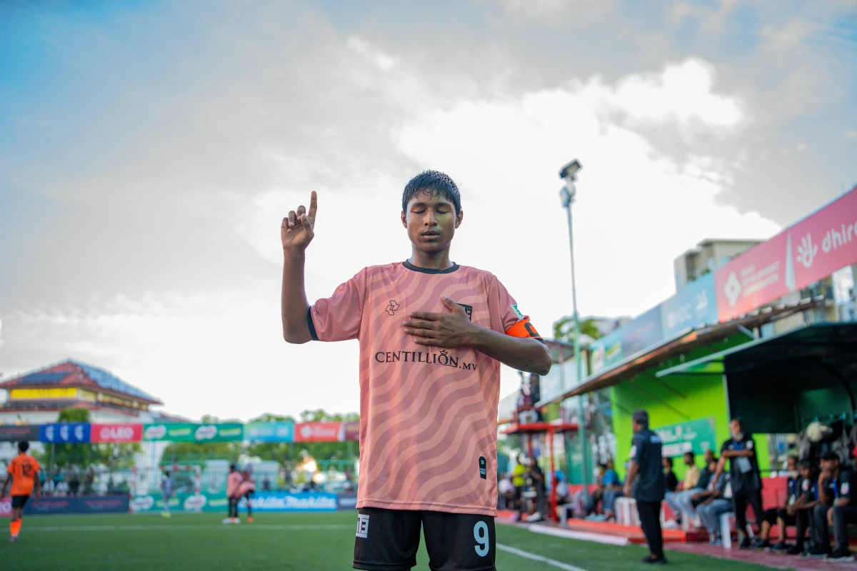 ފުރަތަމަ ދުވަހު ވެލެންސިއާ އާއި އެލީޓުން ގިނަ ގޯލުތަކެއް ޖަހައިފި