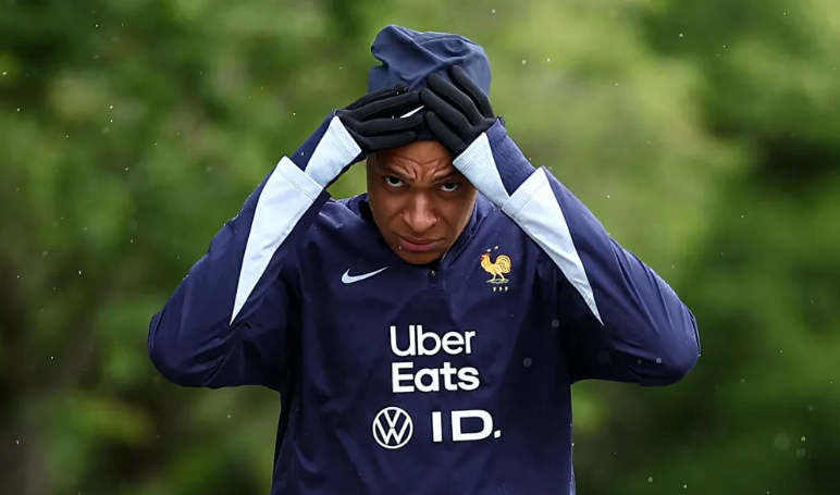 އެމްބާޕޭ ރެއާލް މެޑްރިޑަށް، މުސާރައަކީ ހަފްތާއަކު ފަސް މިލިއަން ރުފިޔާ