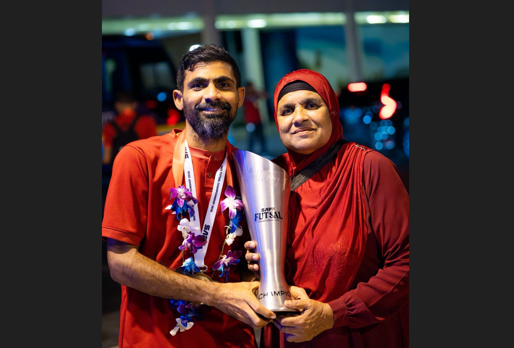 މަންމަ ފަހުރުވެރިވާތަން ފެނުމަކީ އެންމެ ބޮޑު އިނާމު: ސައްޓު