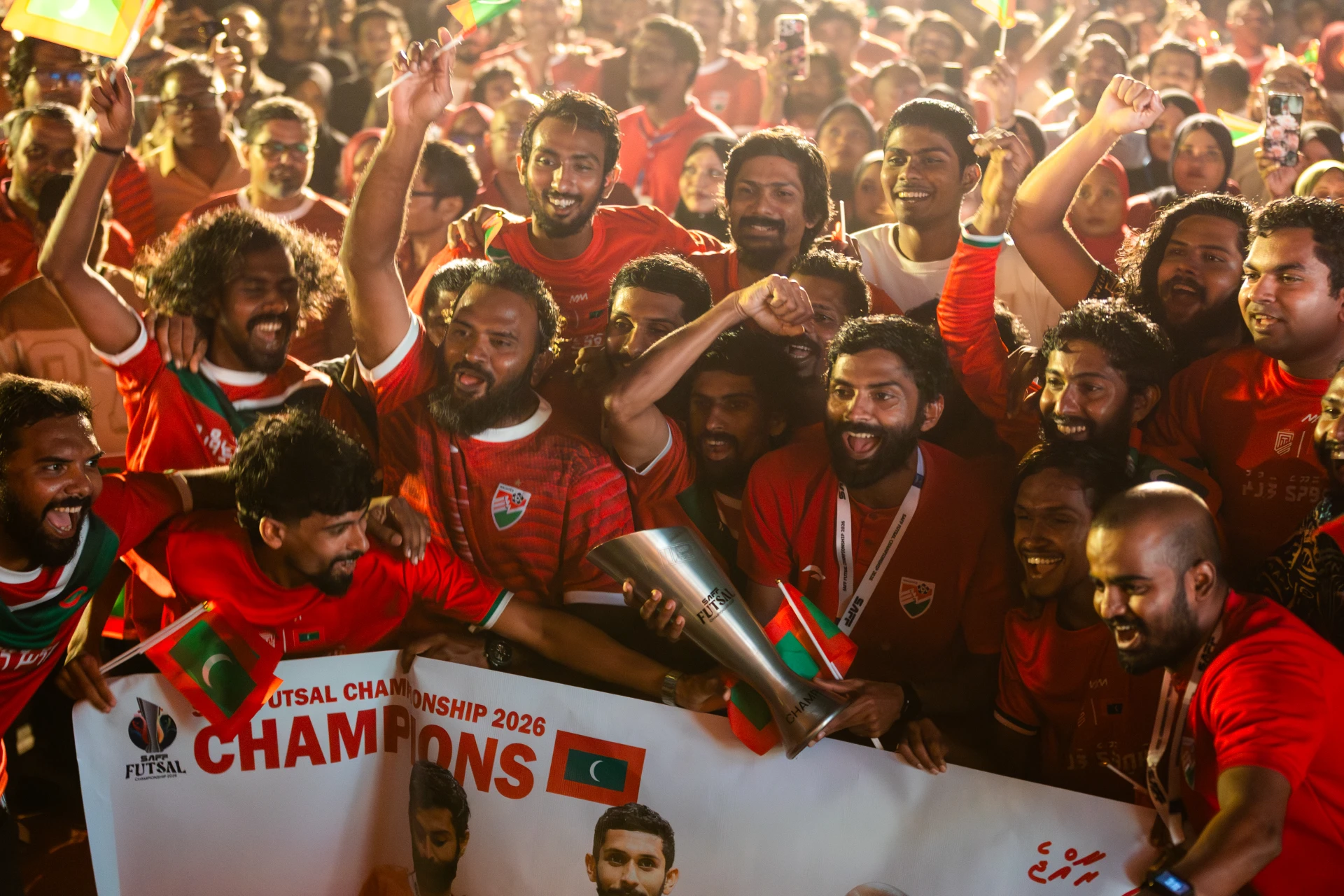 ފުޓްސަލް ޓީމު އަނބުރާ މާލެ އައުމުން މަރުހަބާ ކިޔުން. ރާއްޖޭން ހޯދީ ތާރީހީ ކާމިޔާބީއެއް. ފޮޓޯ: ފަހުމިނެޓް