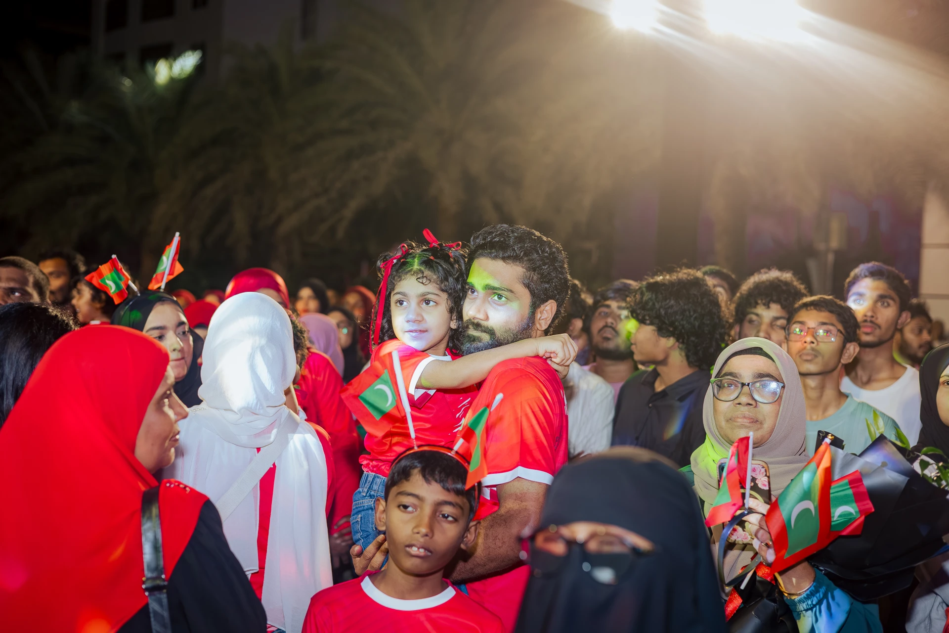 ފުޓްސަލް ޓީމަށް ރާއްޖޭން މަރުހަބާ ކިޔުން. އާއިލާތަކުން ވަނީ އާޓިފިޝަލް ބީޗު ސަރަހައްދަށް ޒިޔާރަތްކޮށް ހޫނު މަރުހަބާއެއް ކިޔާފައި. ފޮޓޯ: ފަހުމިނެޓް