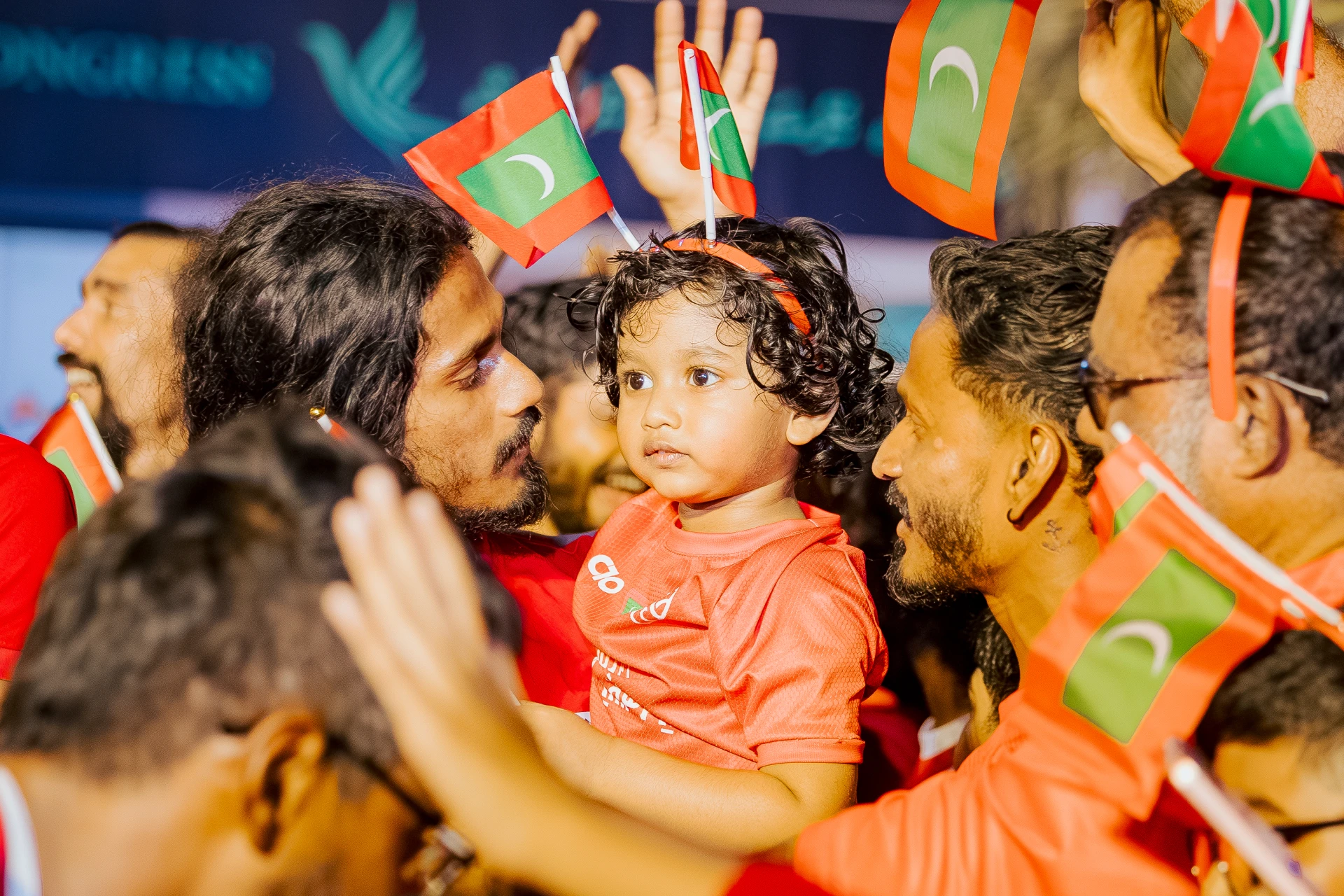 ފުޓްސަލް ޓީމުގެ ގޯލު ބެލެހެއްޓި ޒައިދާން އަހުމަދު (އަސޫ) އޭނާގެ ބޭބެ އަދި މަޝްހޫރު ފުޓްސަލް ތަރި އަޔާޒް އަހުމަދު (އަޔާ) އާ އެކު. ފުޓްސަލް ޓީމުން ސަރަހައްދުގެ ޗެމްޕިއަންކަން ހޯދީ ވާދަވެރި ހުރިހާ ޓީމެއް ބަލިކޮށްގެން. ފޮޓޯ: ފަހުމިނެޓް