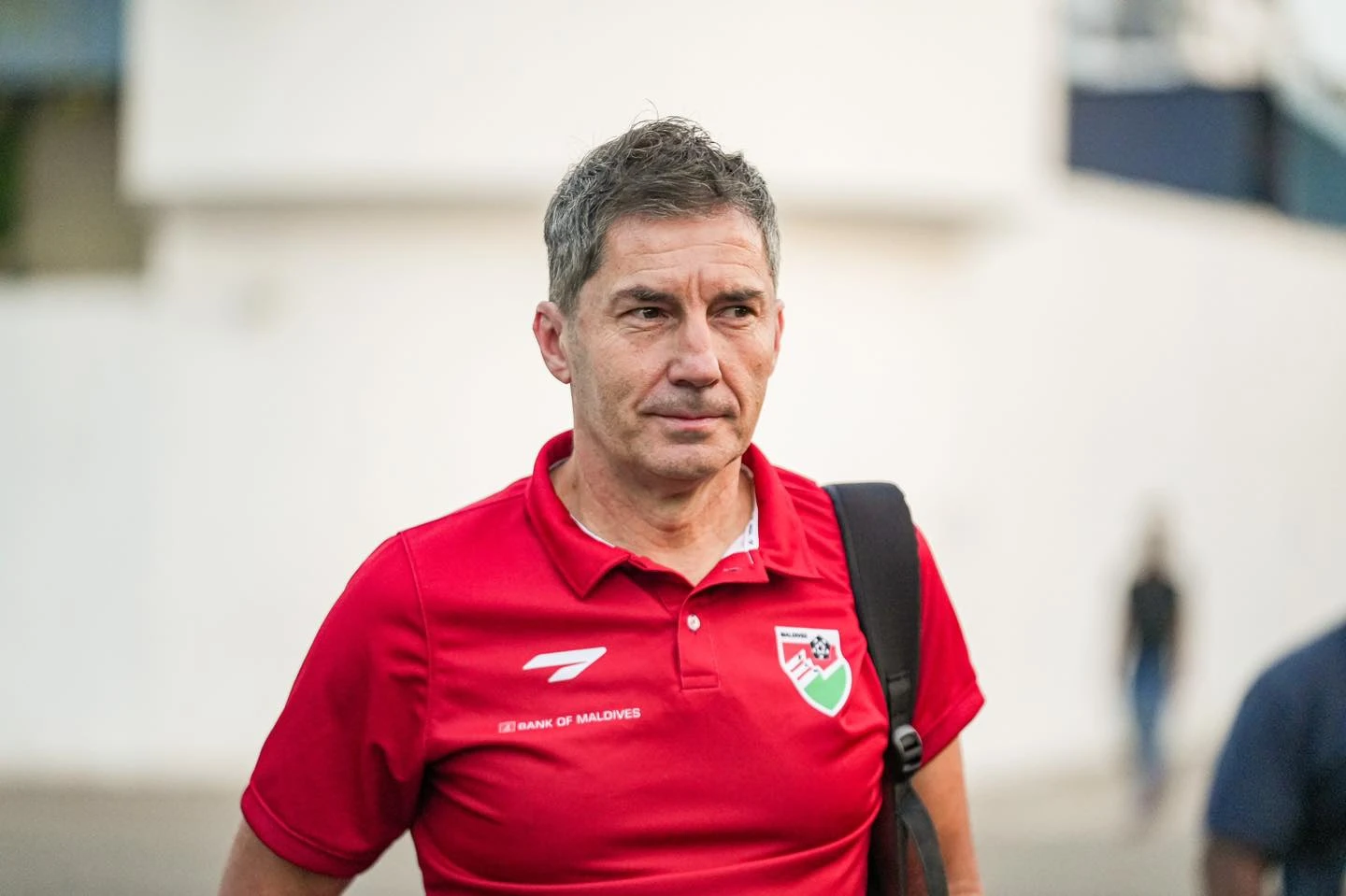 ސާފް 20 އަހަރުން ދަށުގެ ޗެމްޕިއަންޝިޕަށް ތައްޔާރުވާން ގައުމީ ޓީމު ސިންގަޕޫރަށް ފުރުން. ޓީމުގެ ކޯޗުކަން ކުރާނީ ސީނިއާ ޓީމުގެ ކޯޗުކަމަށް ހަމަޖެއްސި އިސްތަވާން އުރުބާނީ. ފޮޓޯ: އެފްއޭއެމް