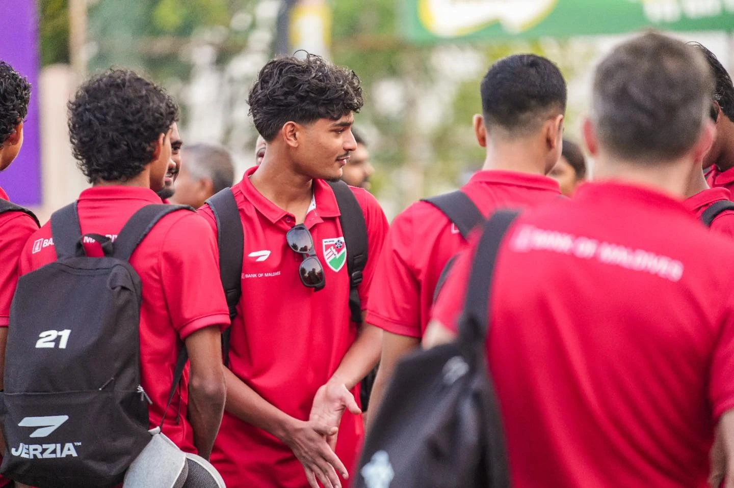 ޒުވާން ޓީމުގެ ބައެއް ކުޅުންތެރިން ސިންގަޕޫރުގެ ކޭމްޕަށް ފުރުމުގެ ކުރިން. ސިންގަޕޫރުގައި އެކުވެރިކަމުގެ ދެ މެޗު ކުޅޭނެ. ފޮޓޯ: އެފްއޭއެމް