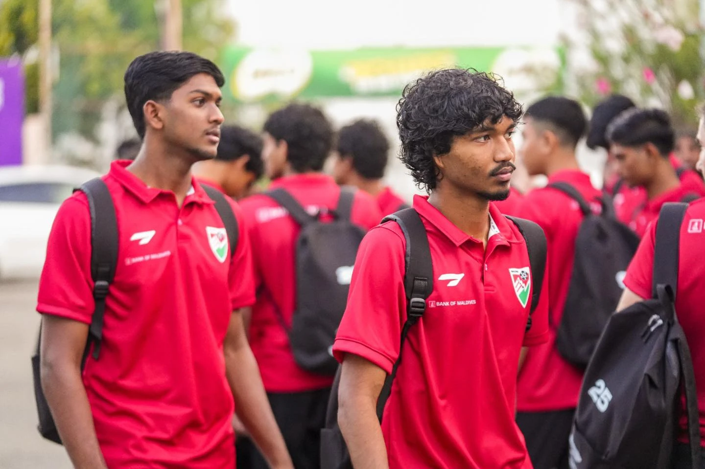 ޒުވާން ޓީމުގެ ކުޅުންތެރިން ސިންގަޕޫރަށް ފުރުން. ރާއްޖޭން ތައްޔާރުވަމުން އަންނަނީ މާލޭގައި ބާއްވާ 20 އަހަރުން ދަށުގެ ސާފް ޗެމްޕިއަންޝިޕަށް. ފޮޓޯ: އެފްއޭއެމް