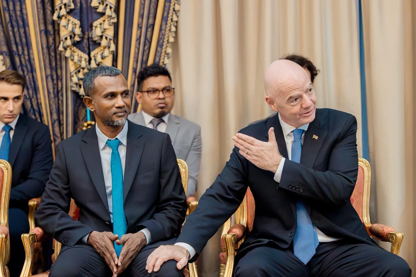 ރާއްޖެއާ އެކު ފީފާ އިން ބޭއްވި ރަސްމީ މަޝްވަރާތަކުގައި އެފްއޭއެމްގެ ރައީސް އަހުމަދު ތޯރިގު އިންފަންޓީނޯއާ އެކު ބައިވެރިވަޑައިގަންނަވަނީ. ފޮޓޯ: އެފްއޭއެމް