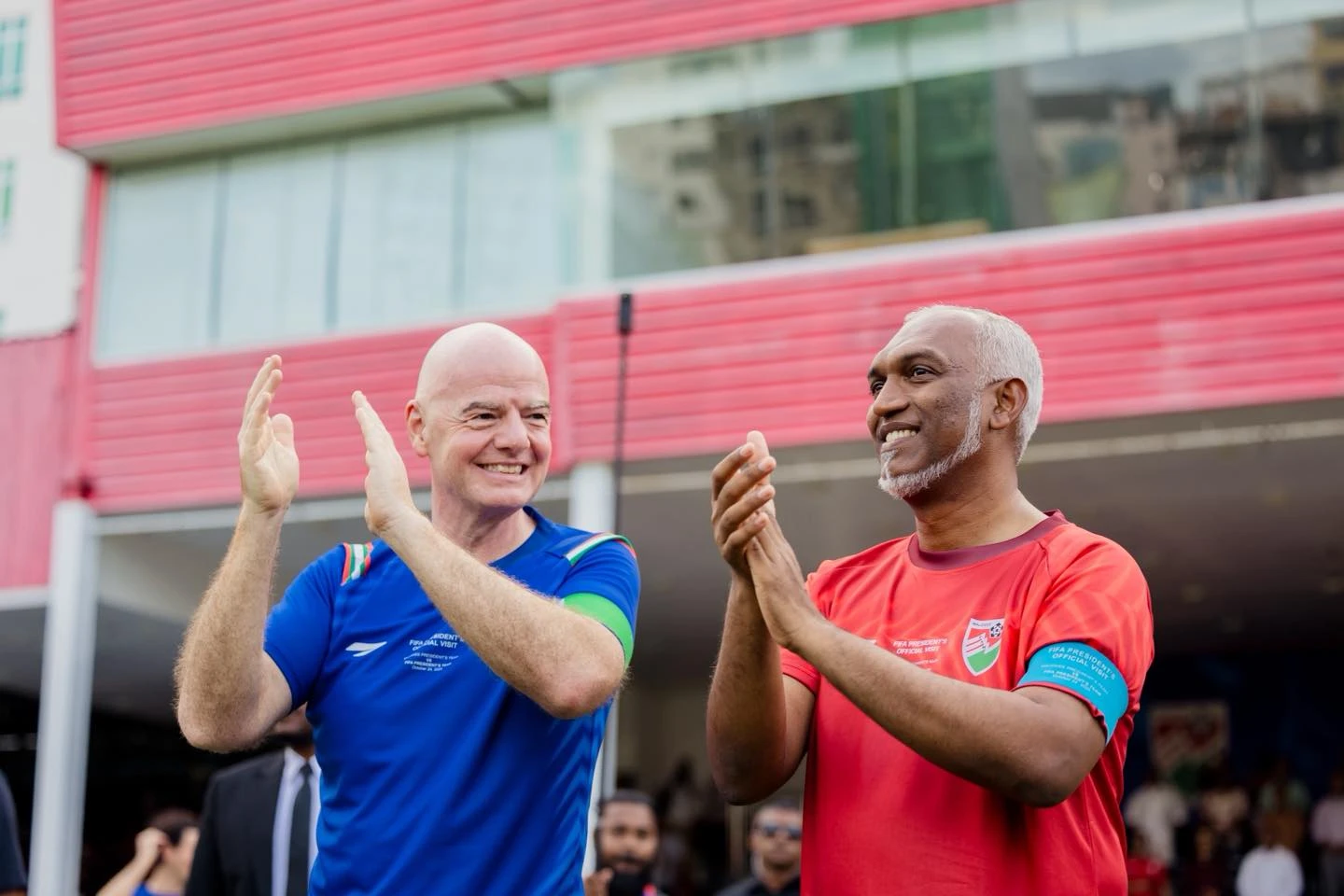 ހަވީރު ގަލޮޅު ދަނޑުގައި ކުރިއަށްދިޔަ ފުޓްބޯޅަ ފެސްޓިވަލްގައި ކުޅުނު އެކުވެރިކަމުގެ މެޗުގައި އިންފަންޓީނޯ އާއި ރައީސް ޑރ. މުއިއްޒު ބައިވެރިވަޑައިގަންނަވަނީ. ފޮޓޯ: އެފްއޭއެމް