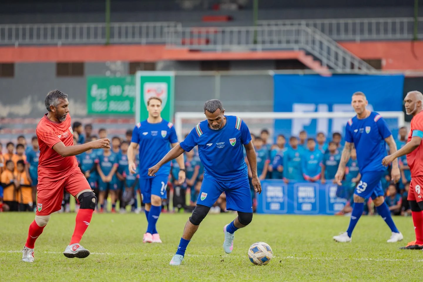 ހަވީރު އޮތް ފުޓްބޯޅަ ފެސްޓިވަލްގެ އެކުވެރިކަމުގެ މެޗުގައި އެފްއޭއެމްގެ ރައީސް ތޯރިގު ބޯޅަ ހިފައިގެން. ފޮޓޯ: އެފްއޭއެމް