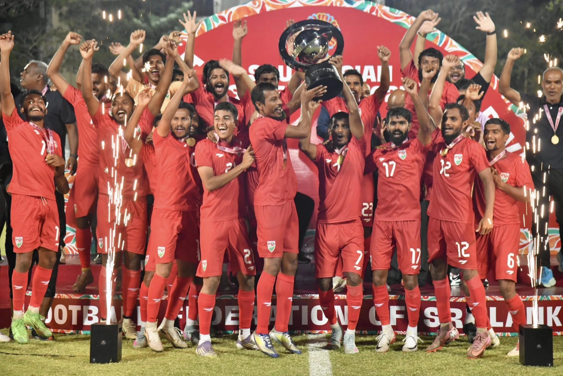 ލަންކާ ފުޓްބޯޅަ ފެޑެރޭޝަނުން ބޭއްވި ސައުތު އޭޝިއަން ސުޕަ ކަޕްގެ ޗެމްޕިއަންކަން ރާއްޖޭން ހޯދުން. ފޮޓޯ: އެފްއޭއެމް