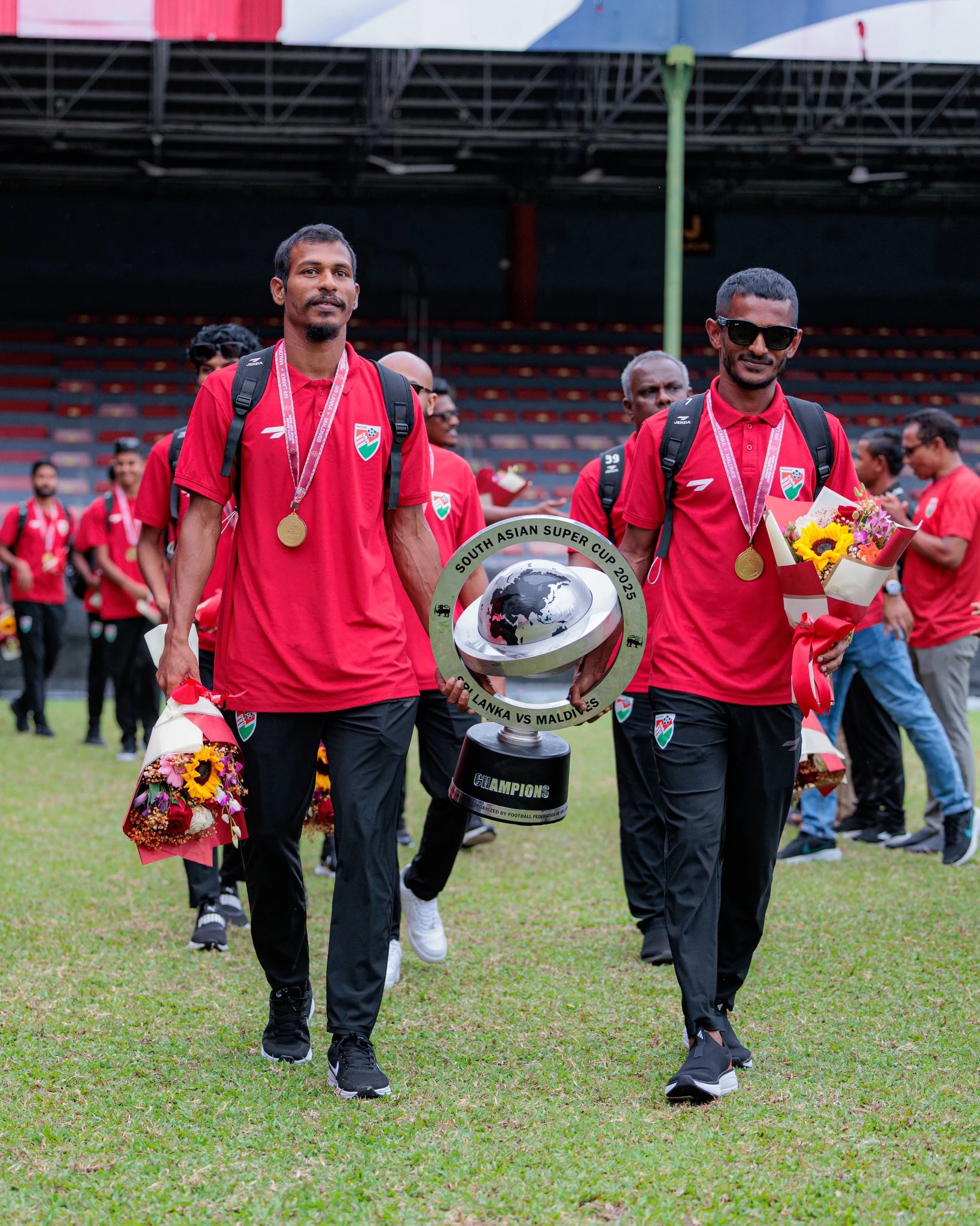 ސައުތު އޭޝިއަން ސުޕަ ކަޕް ކާމިޔާބުކުރި ދިވެހި ޓީމަށް މަރުހަބާ ކިޔުން. ފޮޓޯ: އެފްއޭއެމް