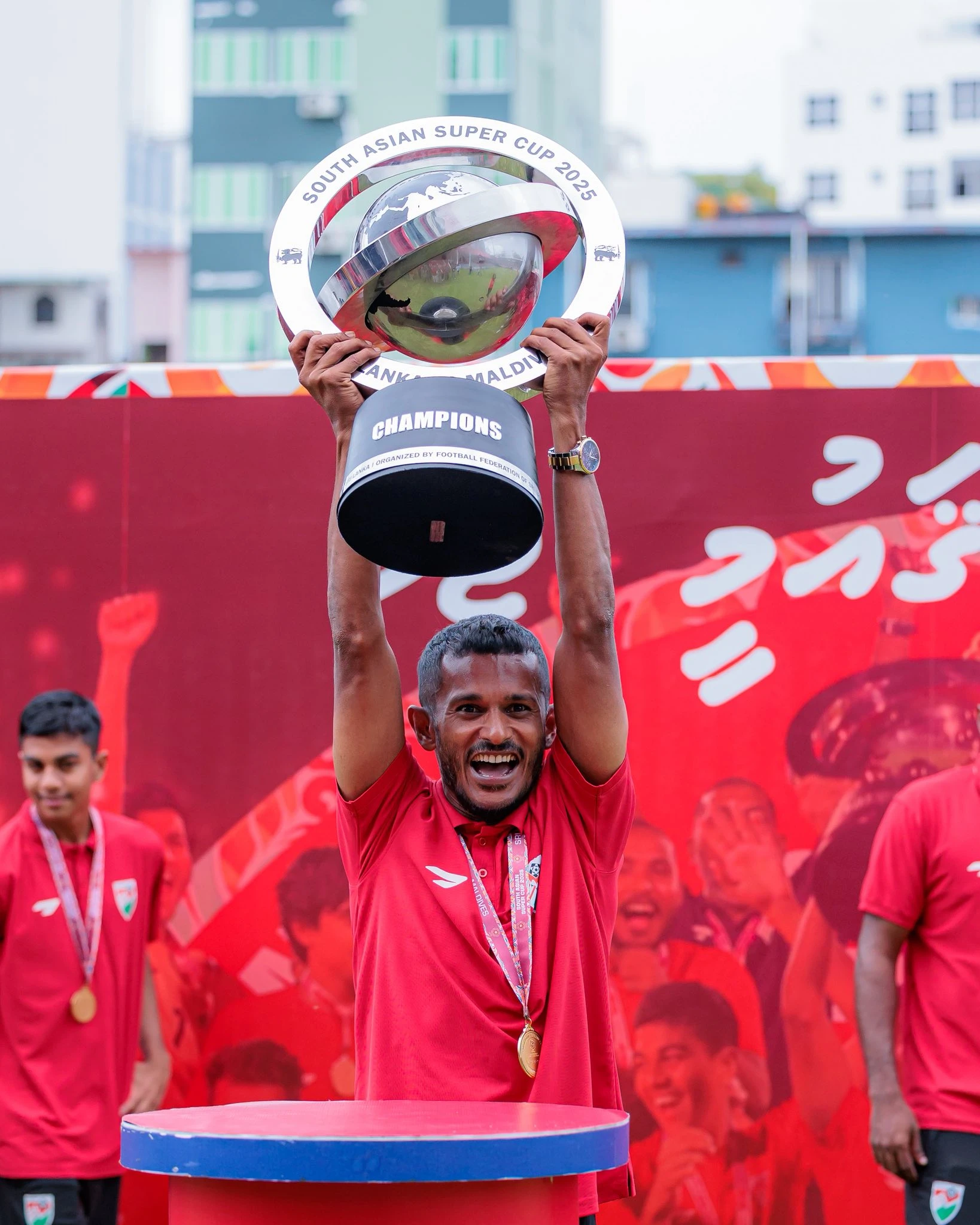 ގައުމީ ޓީމުގެ ފޯވާޑް އަލީ ފާސިރު (ސެންޓޭ)، ސައުތު އޭޝިއަން ސުޕަ ކަޕް ޓްރޮފީ އުފުލާލަނީ. ސައުތު އޭޝިއަން ސުޕަ ކަޕްގެ އިތުރުން ރާއްޖޭން ވަނީ 2008 އަދި 2018 ވަނަ އަހަރުގެ ސާފް ޗެމްޕިއަންޝިޕް ކާމިޔާބުކޮށްފަ. ފޮޓޯ: އެފްއޭއެމް