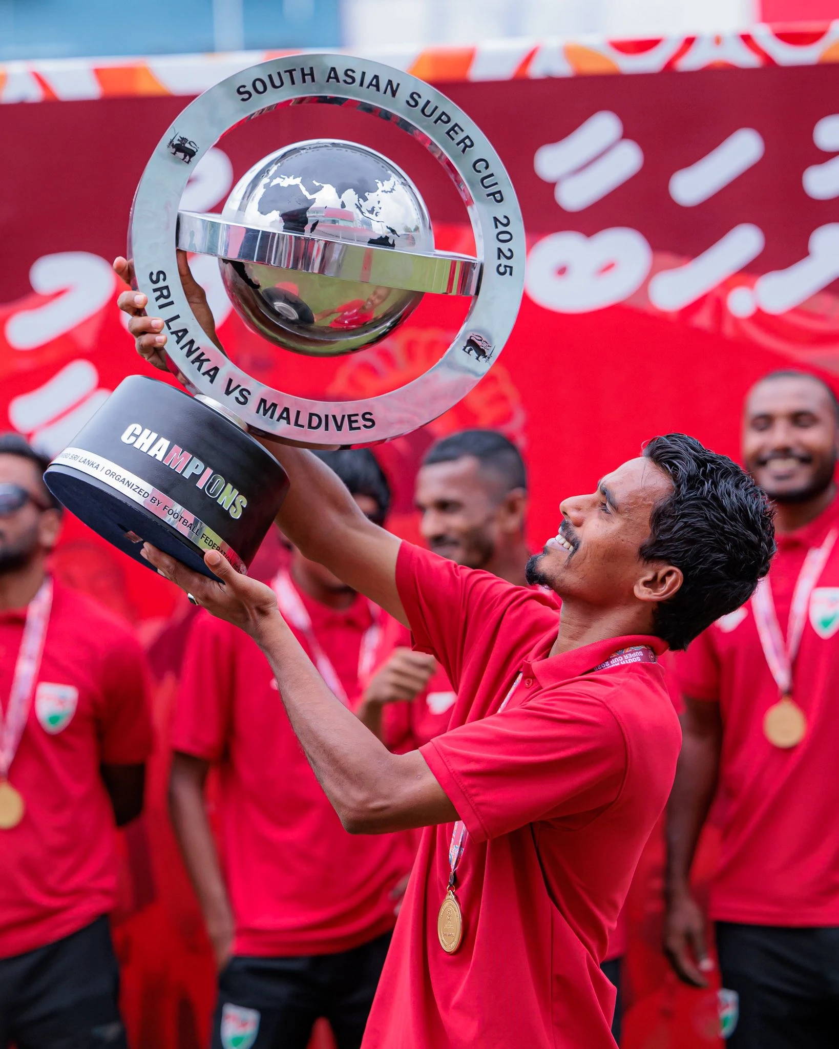 ރާއްޖޭން ސައުތު އޭޝިއަން ސުޕަ ކަޕް ކާމިޔާބުކުރުމުން، ޓީމަށް މަރުހަބާ ކިޔުން. ފޮޓޯ: އެފްއޭއެމް