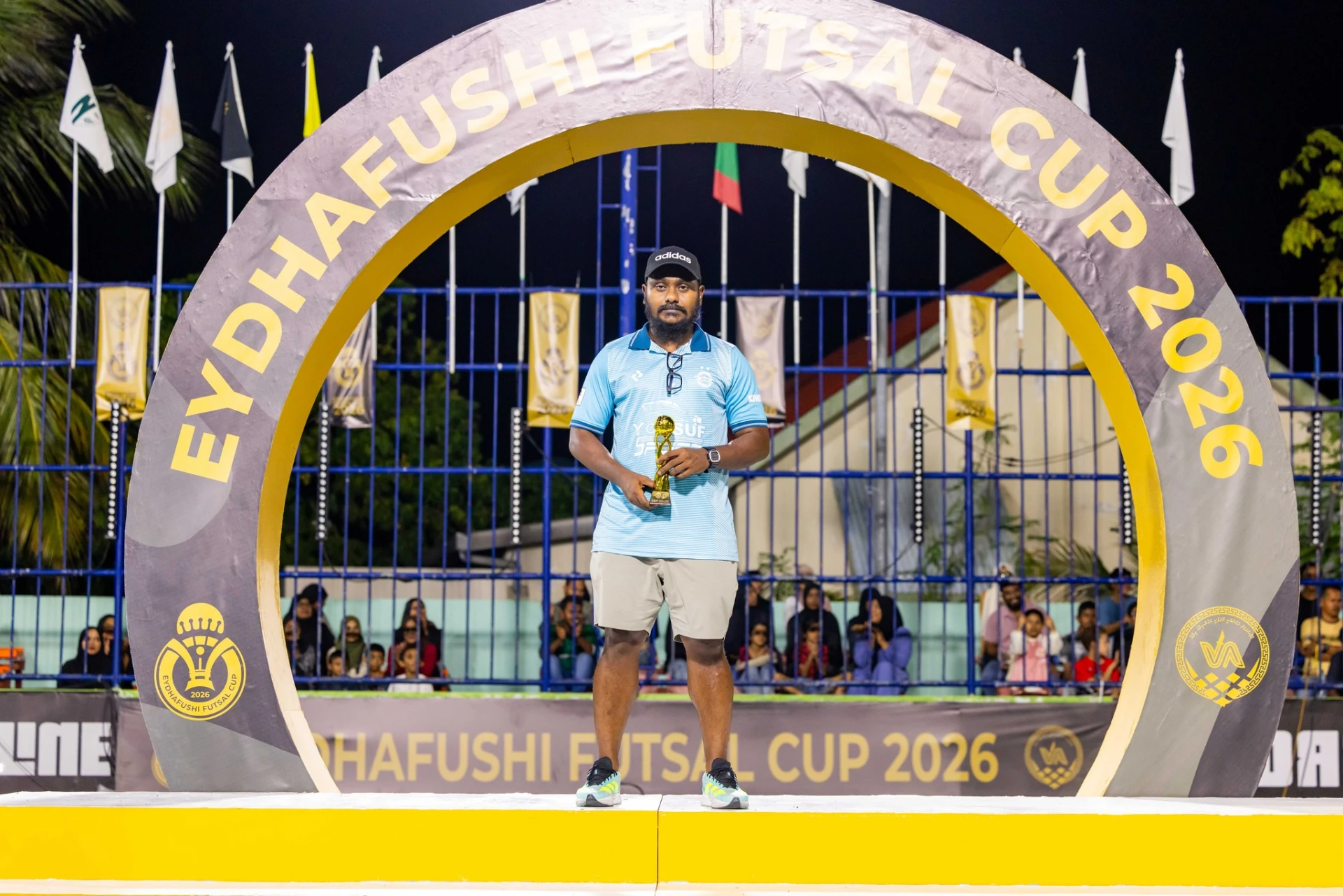 އަފްރޯ އަށް ތަށި ހޯދައިދިން ކޯޗު މުހައްމަދު ފުހެއިދު (ޓޯޑް)، އެންމެ މޮޅު ކޯޗުގެ މަގާމާ އެކު. ފޮޓޯ: އޭދަފުށި ކައުންސިލް