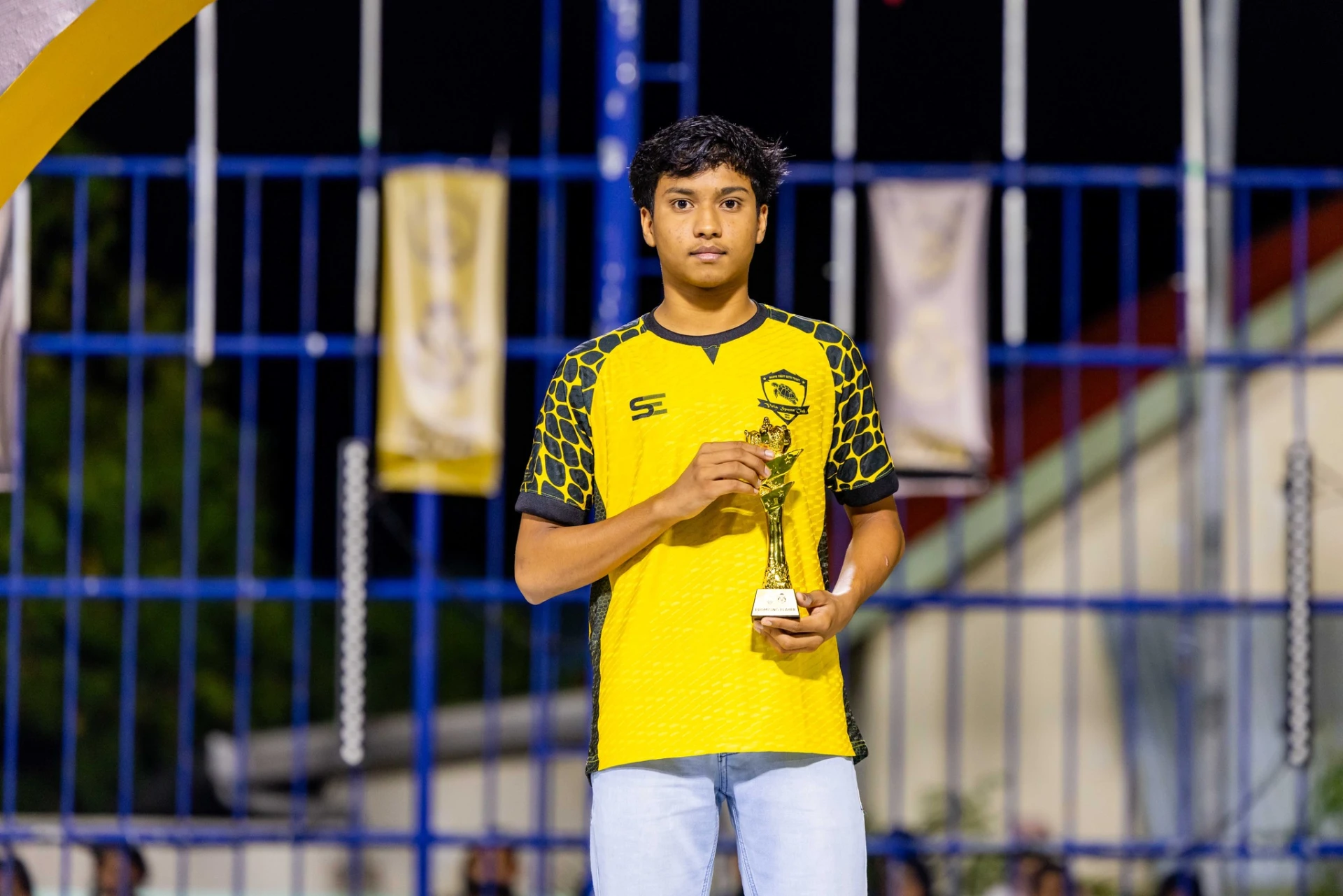 އެންމެ މޮޅު ޒުވާން ކުޅުންތެރިޔާގެ މަގާމް ހޯދި މުހައްމަދު އަޒްދާން ޝާކިރު. ހުނަރުވެރި ޒުވާން މޮޅެތި ކުޅުންތެރިން މިއަހަރުގެ މުބާރާތުގައި ވެސް ފެނުނު. ފޮޓޯ: އޭދަފުށި ކައުންސިލް